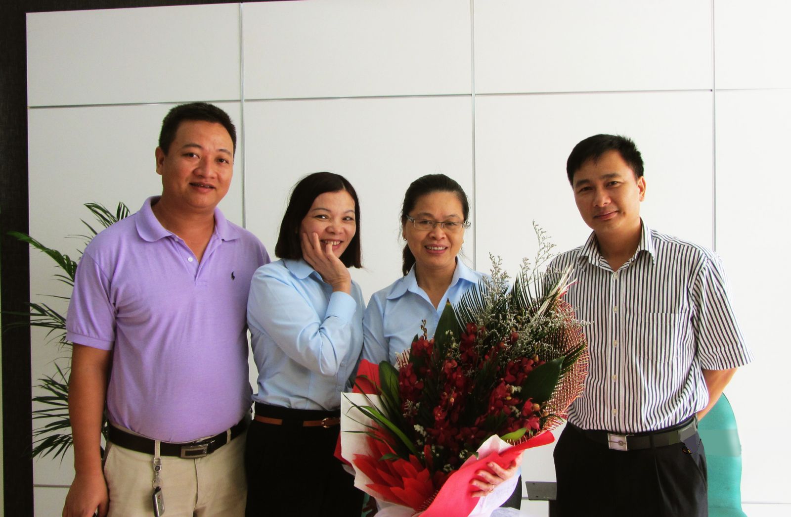 Phó Tổng Giám Đốc Công ty tặng hoa chúc mừng nhân ngày Phụ nữ Việt Nam